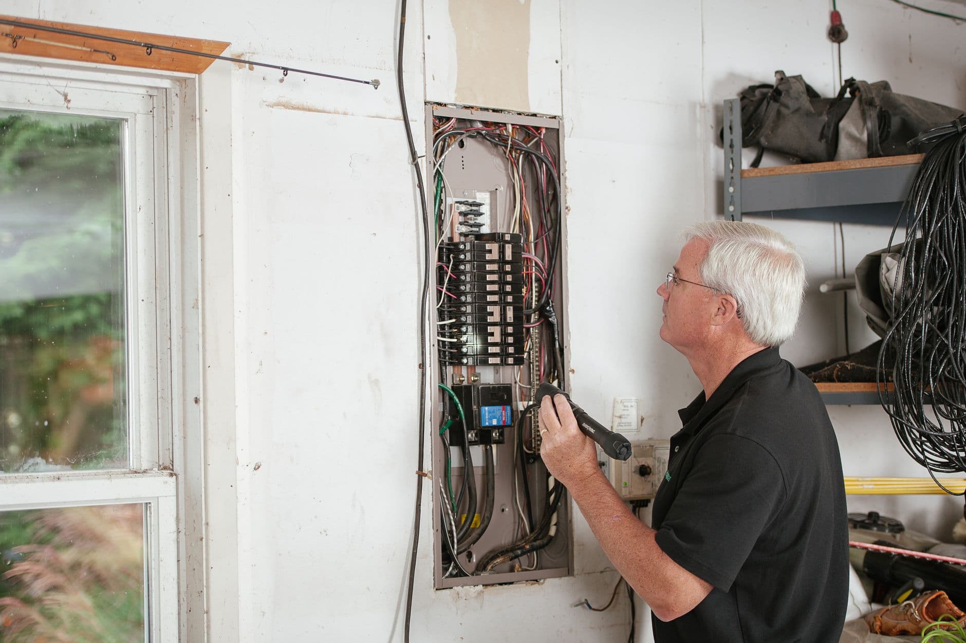 Electricista de VOLTA trabajando en una instalación eléctrica