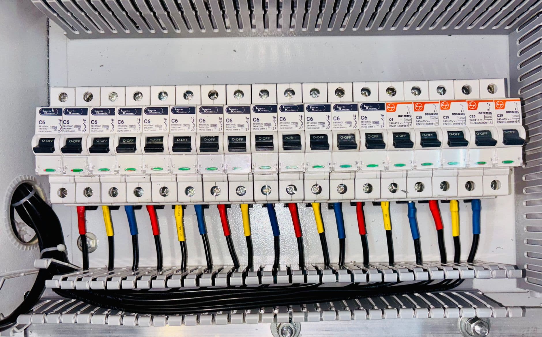 Instalación y organización de tablero eléctrico