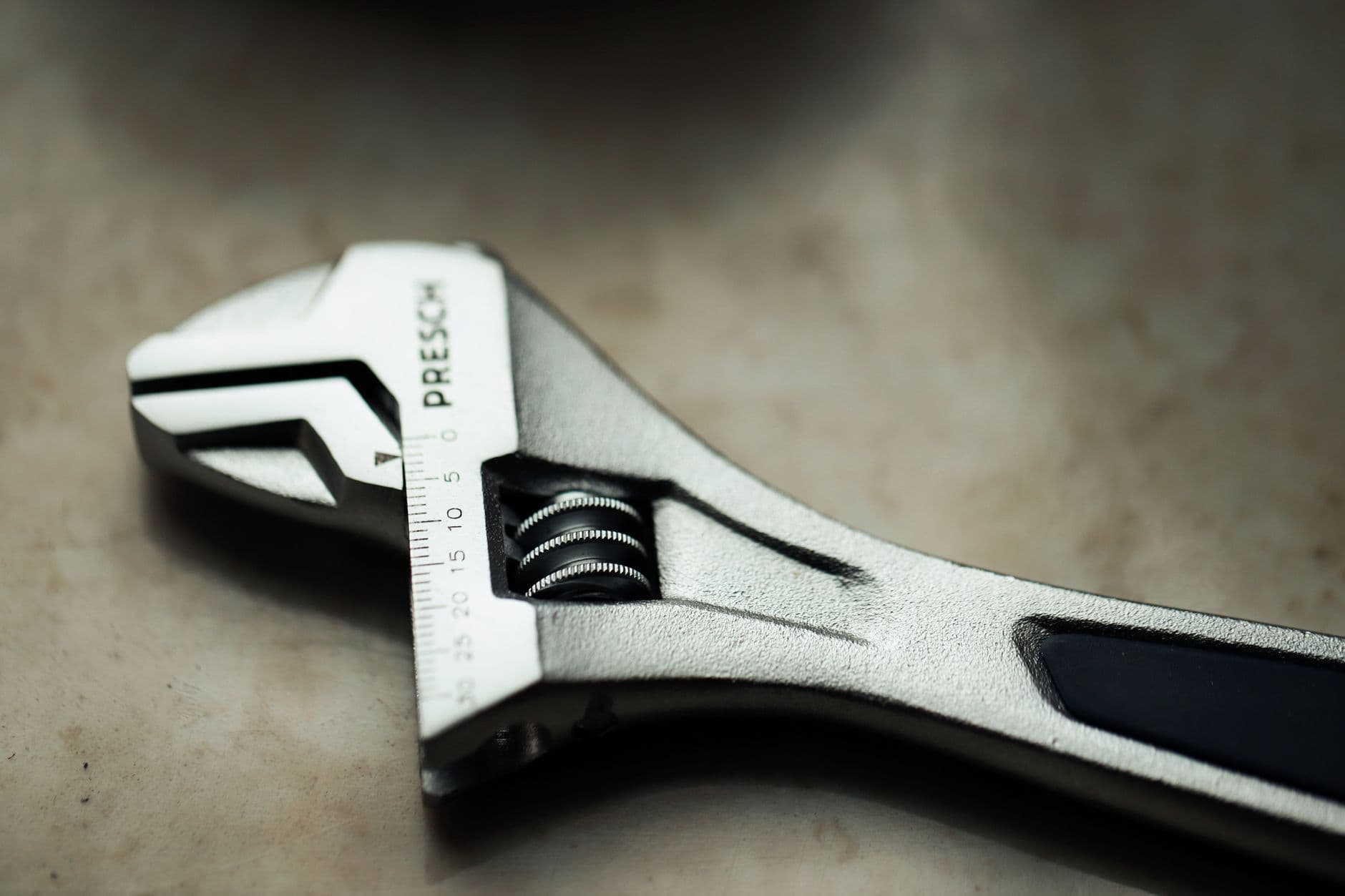 Llave Ajustable Profesional | BASE Ferretería